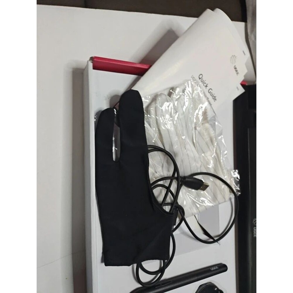 Ugee M708 Graphics Drawing Tablet with Stylus Pen & Accessories - Picture 4 of 7
